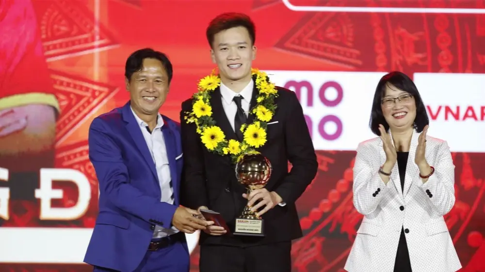 Hoàng Đức lần thứ 3 giành Quả bóng vàng Việt Nam 